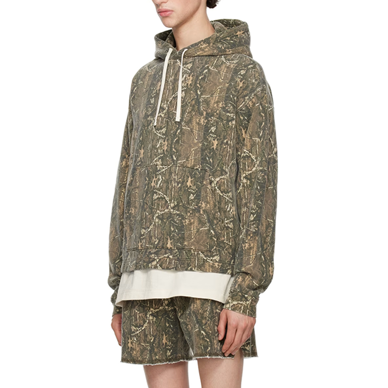 get men’s camo hoodie from hongfeng for a trendy look with perfect comfort.